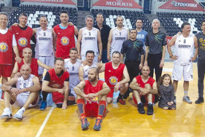 Οι βετεράνοι του Ηρακλείου με την ομάδα της Λάρισας