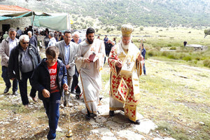 στο Οροπέδιο του  Ομαλού  Βιάννου  στη διάρκεια της εκδήλωσης εορτασμού του Αγίου Πνεύματος που έχει καθιερωθεί ως η “Ημέρα   της  Φύσης   και Τιμής για την  Εθνική  Αντίσταση”