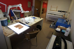 Ένα οργανωμένο εργαστήριο συντήρησης βιβλίων, έχει αρχίσει να λειτουργεί στον τρίτο όροφο της Βικελαίας Δημοτικής Βιβλιοθήκης