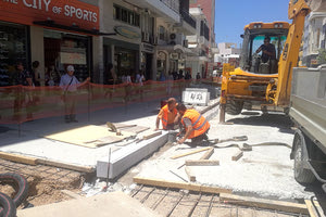 Με την τοποθέτηση των κράσπεδων προχωρούν οι εργασίες ανάπλασης στην οδό Ίδης
