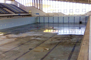 το κολυμβητήριο στο Ακρωτήρι, ένας χώρος που χαρακτηρίζεται ως ακατάλληλος