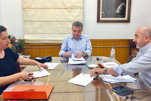 Αναπτυξιακά θέματα των Δήμων Γαύδου και Σφακίων συζήτησαν χθες ο περιφερειάρχης Σταύρος Αρναουτάκης με τη δήμαρχο Γαύδου Ευαγγελία Καλλινίκου και το δήμαρχο Σφακίων Ιωάννη Ζερβό