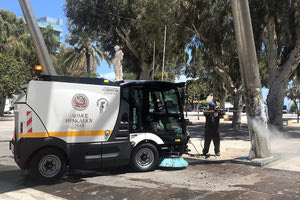 Ένα καινούργιο υπερσύγχρονο μηχάνημα οδοσάρωσης στην Υπηρεσία Καθαριότητας τέθηκε σε λειτουργία με σκοπό να  καθαρίζει δρόμους και πλατείες, πλένει και στεγνώνει μάρμαρα και λείες επιφάνειες