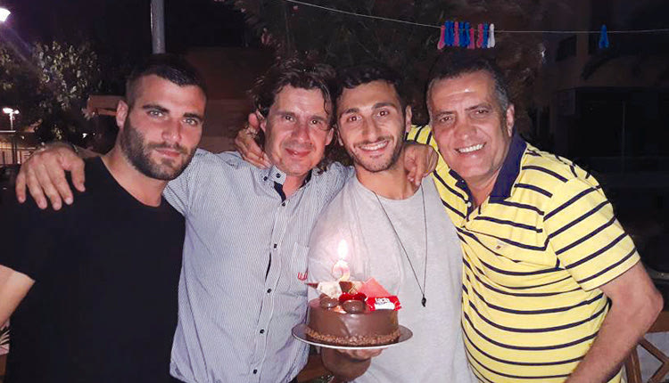 η τούρτα έκπληξη στον Αλέξανδρο Μελισσόπουλο, για τα γενέθλιά του.