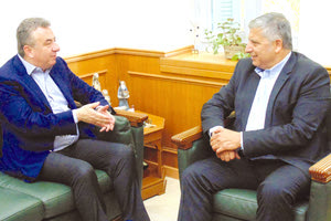 ο Γιώργος Πατούλης που συναντήθηκε με τον Αρναουτάκη