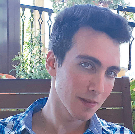 Ο Αντώνης Καγιαλής σήμερα συνδυάζει σπουδές σε ψυχολογία και θέατρο