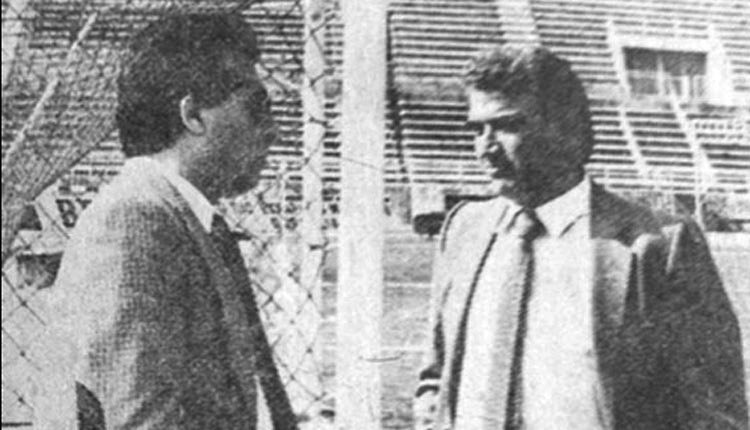 Στα γήπεδα των ουρανών ο Κώστας Πολυχρονίου (δεξιά) με τον Κώστα Ρεπανάκη  μετά από παιχνίδι του ΟΦΗ με τον Εθνικό