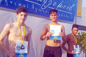 Αθλητές του “Ηράκλειο” ‘91 στο βάθρο στους αγώνες κολύμβησης για τον Τσέτσο Γκολομέεβ