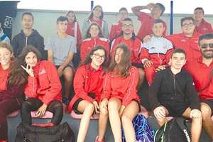 Αθλητές των Πρωταθλητών με τον προπονητή τους κ. Ακουμιανάκη στους αγώνες κολύμβησης για τον Τσέτσο Γκολομέεβ