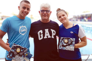 Οι κορυφαίοι αθλητές της διοργάνωσης Φίλικας και Ανδριαδάκη με τον προπονητή τους κ. Φίλικα