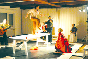 θεατρική συμπαραγωγή με τον γερμανικό Θίασο «Studio 7 - Theaterwerkstatt für aktiv Kultur eV (Schwerte-Γερμανία), με τίτλο "Ασυμβίβαστη - Grenzgager: Η διαχωριστική γραμμή", θα παρουσιάσει το θέατρο Όμμα Στούντιο