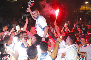 Oι παίκτες του Ηροδότου πανηγυρίζουν με το Κύπελλο την ιστορική άνοδο