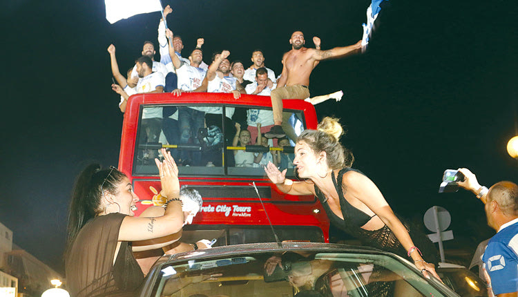 Οι παίκτες  του Ηροδότου  στο πούλμαν  που τους  μετέφερε από  το γήπεδο  στην πλατεία