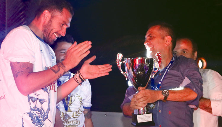 Ο πρόεδρος Στέλιος Σωκιανός με  το κύπελλο και δίπλα οι αρχηγοί Γιαλούσης και Φραγκουλάκης