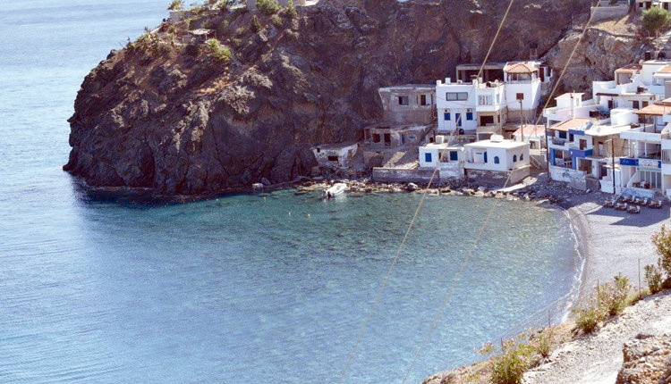 Το Λιβυκό Πέλαγος «γλείφει» τον οικισμό Τριών Εκκλησιών