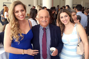 Ο καθηγητής Πανεπιστημίου Κρήτης Δρ. Νικόλαος Τζανάκης με τη Δρ. Ευρυδίκη Πατελάρου, πρόεδρο του Τμήματος Νοσηλευτικής (δεξιά), και τη Δρ. Αθηνά Πατελάρου, επικ. καθηγήτρια Νοσηλευτικής (αριστερά)