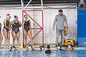 ΓΥΝΑΙΚΕΣ ΠΟΛΟ: Οι αθλήτριες του ΟΦΗ με τον κ. Σπαγουλάκη