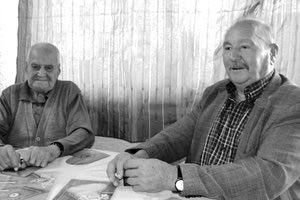 Δεξιά ο Ιωάννης Ροκαδάκης του Γεωργίου και αριστερά ο Γεώργιος Μιζεράκης του Νικολάου. Και οι δυο, νεαροί το 1943, είδαν και διηγούνται τον τραυματισμό και τον θάνατο του συγχωριανού και φίλου τους Μηνά Ανδρεαδάκη.