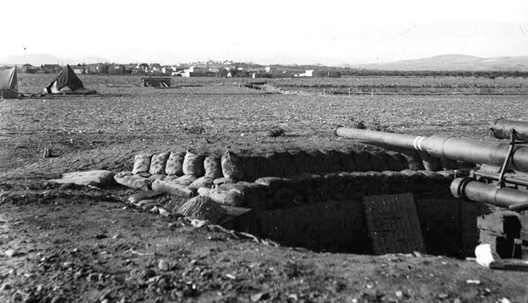 Αντιαεροπορική γερμανική πυροβολαρχία υποστήριξης αεροδρομίου Καστελλίου. Στο βάθος διακρίνεται το χωριό Μουχτάρω.