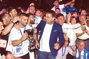 Ο προπονητής Μ. Παπαματθαιάκης με τους ποδοσφαιριστές, τον κόσμο και το κύπελλο του πρωταθλητή