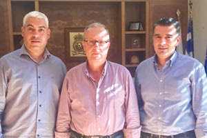 Οι κύριοι Ατσαλάκης (αριστερά) με τον αρχηγό του Π.Σ. αντιστράτηγο Σ. Τερζούδη (κέντρο) και τον Α. Φραγκιαδάκη