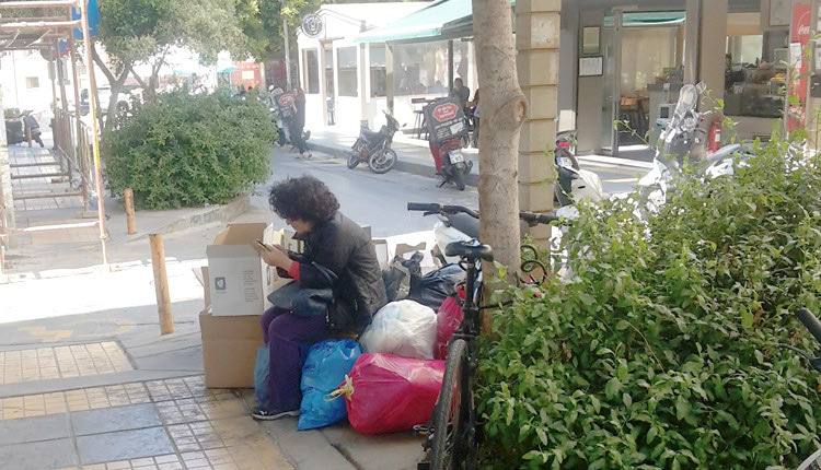 Στην οδό Ζωγράφου ένα παγκάκι στα σκουπίδια