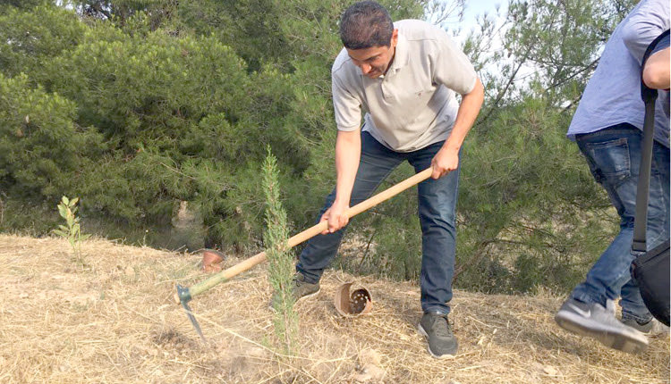 Με αφορμή την Παγκόσμια Ημέρα Περιβάλλοντος, ο γραμματέας της ΝΔ - βουλευτής Ηρακλείου κ. Λευτέρης Αυγενάκης πήγε και στήριξε την πρωτοβουλία της κομματικής οργάνωσης της ΝΔ, ΔΗΜ.Τ.Ο. Βύρωνα 