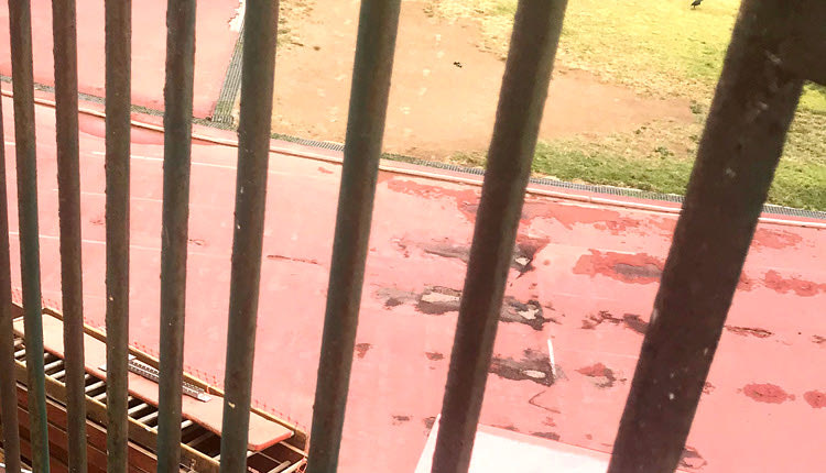 Το κατεστραμμένο το ταρτάν στο στάδιο Ελευθερίας