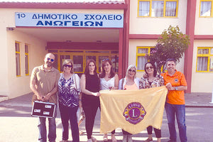 Η Λέσχη Lions Κνωσός επισκέφθηκε τα Ανώγεια και πραγματοποίησε με το φορητό διαθλασίμετρο προληπτικό έλεγχο λειτουργίας της όρασης σε 43 παιδιά.