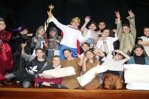 Τη θεατρική παράσταση «Τα μαγικά μαξιλάρια» του Ευγένιου Τριβιζά θα παρουσιάσει η παιδική θεατρική σκηνή στο Πολύκεντρο Μοιρών