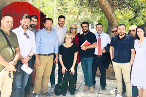 Η παρουσία του νεαρού γραμματέα του ΚΙΝΑΛ Μανόλη Χριστδουλάκη και τα στελέχη που τον συνόδευαν την πρώτη μέρα της περιοδείας του