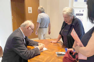 Το γράψιμο τελικά είναι η ζωή του…