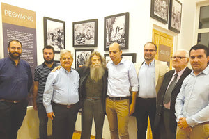 η έκθεση του φωτογραφικού έργου του Κουτουλάκη στο δημαρχείο Καντάνου