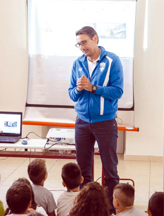 Ο Νίκος Κακλαμανάκης στις επισκέψεις που έκανε στα δημοτικά σχολεία της Νότιας Κρήτης 