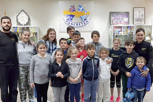 τα μαθήματα κρητικού χορού από τον Λαογραφικό Όμιλο ” Τζανιδάκη“  στην πόλη της Μελβούρνης. 