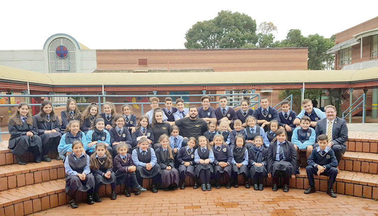 τα μαθήματα κρητικού χορού από τον Λαογραφικό Όμιλο ” Τζανιδάκη“  στην πόλη της Μελβούρνης. 