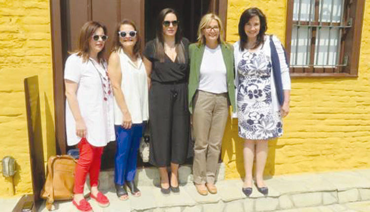 ς στο Σουφλί βρέθηκαν για ιδιωτική επίσκεψη η σύζυγος του προέδρου της Νέας Δημοκρατίας  Κυριάκου Μητσοτάκη, Μαρέβα, η βουλευτής του κόμματος Όλγα Κεφαλογιάννη και η Γεωργία Σαμαρά, σύζυγος του Αντώνη Σαμαρά.