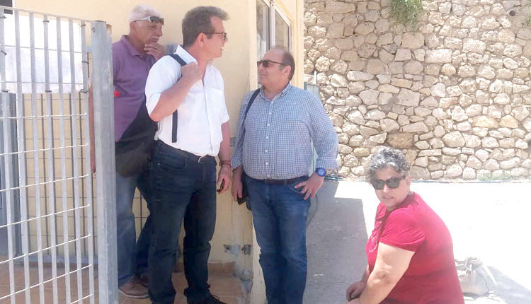 Ο κ. Συναδινός με τον κ. Γιάκα και την κ. Καλουδιώτη χθες στο Στάδιο Ελευθερίας