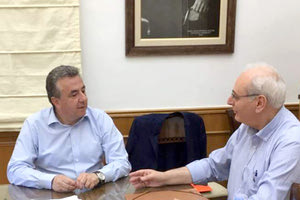 ο περιφερειάρχης κ. Κρήτης Σταύρος Αρναουτάκης κατά την συνάντηση που είχε με τον Δήμαρχο Βιάννου, Παύλο Μπαριτάκη