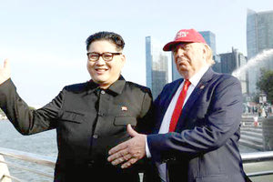 Ο Αυστραλο-κινέζος κωμικός Χάουαρντ Χ, που μιμείται τον Βορειοκορεάτη δικτάτορα, κι ο Ντένις Άλαν από το Σικάγο-«φτυστός» ο Αμερικανός πρόεδρος- χαμογελούσαν και πόζαραν στις κάμερες