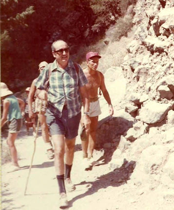 Στις φωτογραφίες απεικονίζεται στο φαράγγι της Σαμαριάς ο Κωνσταντίνος Μητσοτάκης με τον Κυριάκο, τότε που ήταν μικρό παιδί.