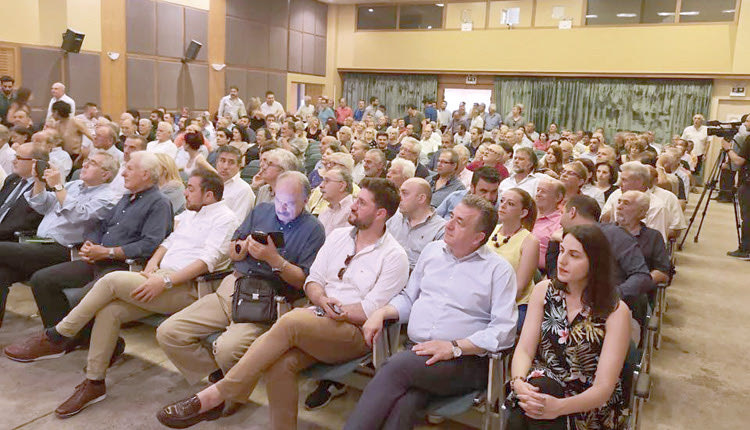 οι άνθρωποι και τα στελέχη του Κινήματος Αλλαγής που βρέθηκαν στην πρώτη συνέλευση με τον νέο γραμματέα Μανόλη Χριστοδουλάκη