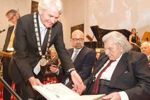 στην τιμητική εκδήλωση αναγόρευσης του Μίκη Θεοδωράκη σε επίτιμο διδάκτορα του Πανεπιστημίουτου Σάλτσμπουργκ.