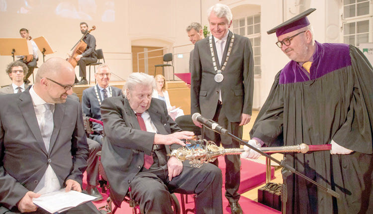 στην τιμητική εκδήλωση αναγόρευσης του Μίκη Θεοδωράκη σε επίτιμο διδάκτορα του Πανεπιστημίουτου Σάλτσμπουργκ.