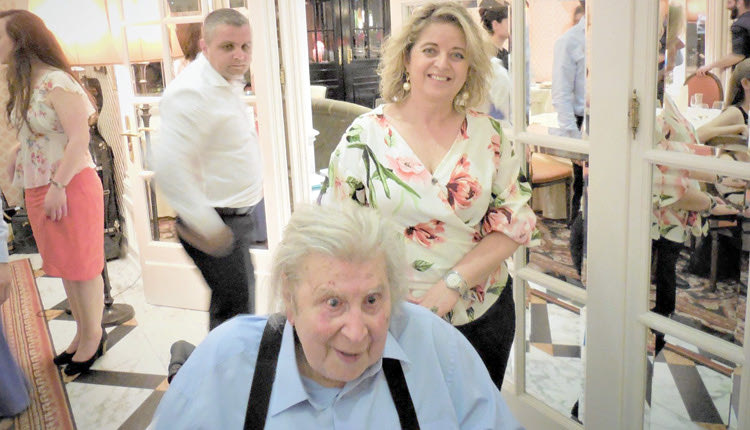 στην τιμητική εκδήλωση αναγόρευσης του Μίκη Θεοδωράκη σε επίτιμο διδάκτορα του Πανεπιστημίουτου Σάλτσμπουργκ.