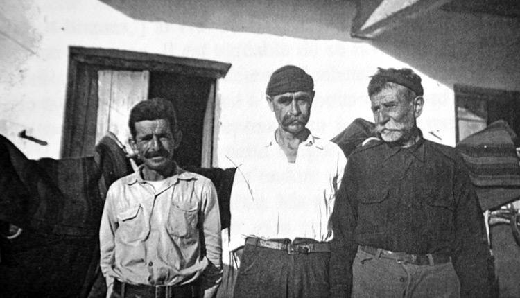 Δεξιά ο Σταυρακάκης Μανόλης ή Σηφομανόλης, στο μέσον ο Σταυρακάκης Γεώργιος ή Κοκονογιώργης και αριστερά ο Μανουσάκης Γιώργης ή Μανουσογιώργης.