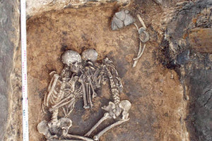 Δύο σκελετοί θαμμένοι μαζί σε ένα τάφο στην περιοχή της Σαμάρας στη Ρωσία, οι οποίοι ανήκουν σε δύο ανθρώπους που πέθαναν από βουβωνική πανώλη (πανούκλα