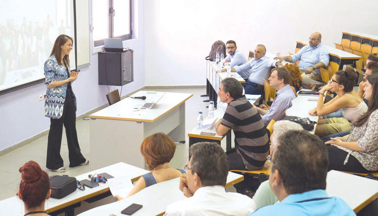 Υποτροφίες ΣΜ Χαλκιαδάκης στο ΤΕΙ Κρήτης: το μέλος του Δ.Σ. της επιχείρησης, κα. Χριστίνα Χαλκιαδάκη