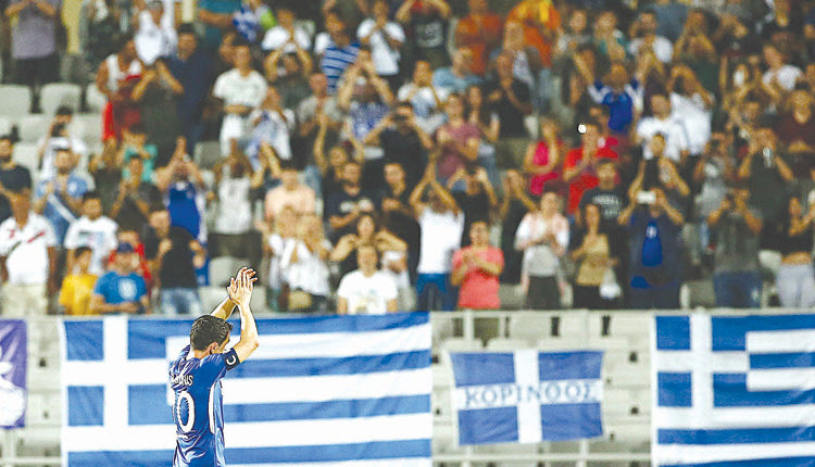  οι θρύλοι της Εθνικής ομάδας 2004, βλέποντας τις σχεδόν άδειες εξέδρες του Παμπελοποννησιακού γηπέδου, στο φιλικό με τους βετεράνους της Ισπανίας