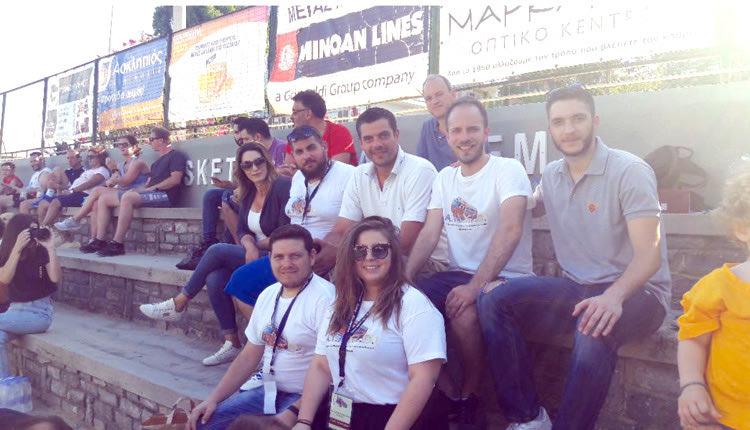 Οι εθελοντές του σωματείου Α.Τ.Α.Χ.Τ.Ο.Ι με πρόεδρο τον Σαράντη Σιμάκη ανάμεσα στον Κώστα Τσαρτσαρή (αριστερά) και τον Ηλία Θεοδωρίδη (δεξιά)